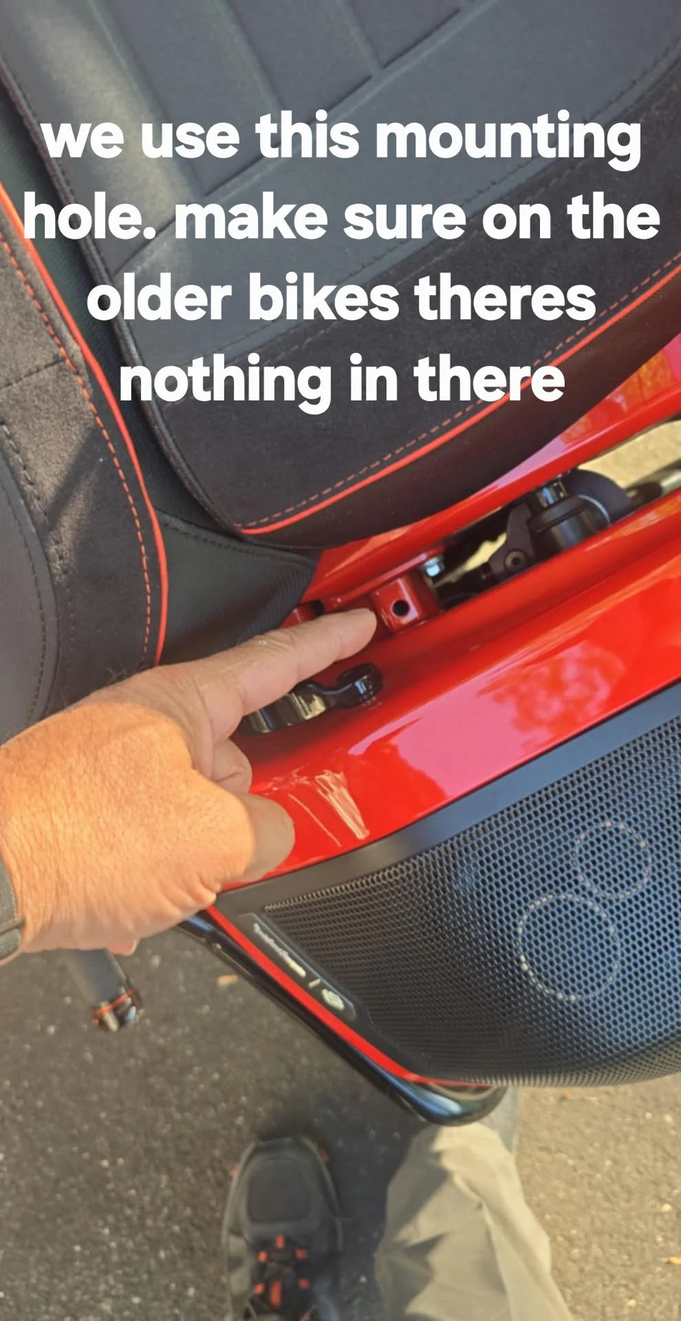 STEALTHPORT  BT-TOP  ( TOP MOUNT ADAPTOR  2017 - UP ROAD GLIDE, STREET GLIDE, ROAD KING)